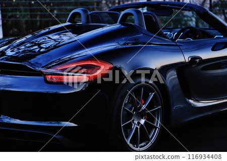 閃亮的黑色敞篷車 116934408