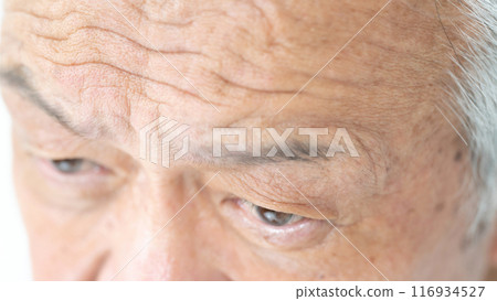 老年男性額頭皺紋 116934527