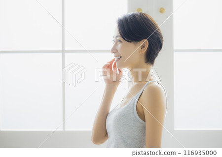 中年婦女在客廳照鏡子 116935000