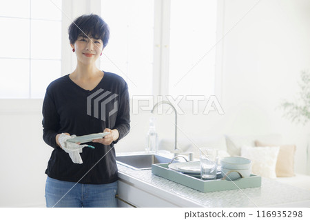 做家事的婦女在廚房裡 116935298