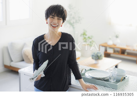 A woman doing housework in the kitchen 116935305