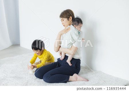 媽媽和孩子們一起玩耍 116935444