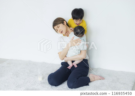 媽媽和孩子們一起玩耍 116935450