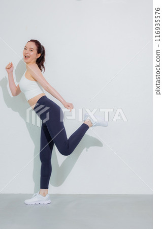 運動裝的女性 116935576