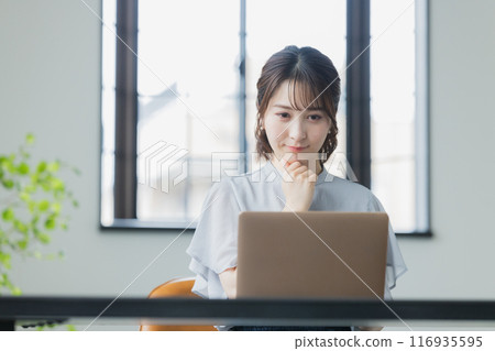 Young woman using a personal computer 116935595