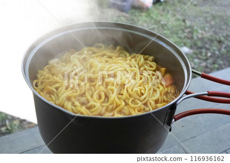 在山區和野營中烹製的戶外米飯和山米[方便麵] 116936162