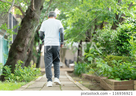 老人慢跑，後面視圖 116936921