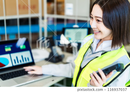 管理庫存的年輕女工 管理庫存的年輕女工 116937037