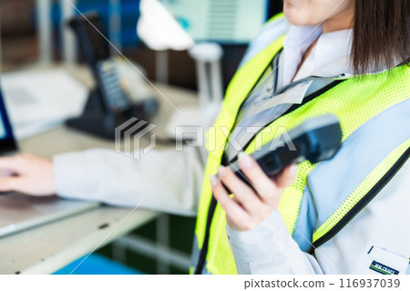 管理庫存的年輕女工，不露面 116937039