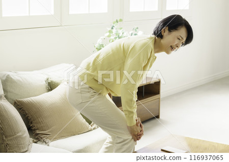 中年婦女抱著膝蓋 116937065
