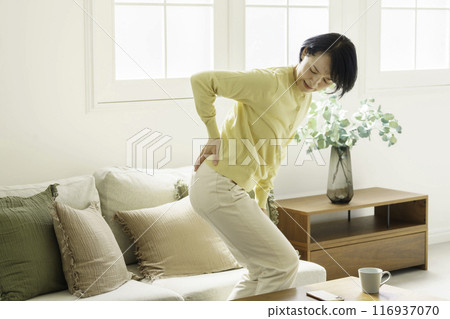 中年婦女抱著腰 116937070