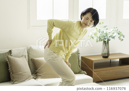 中年婦女抱著腰 116937076