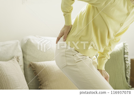 女人抱腰的腰部特寫 116937078