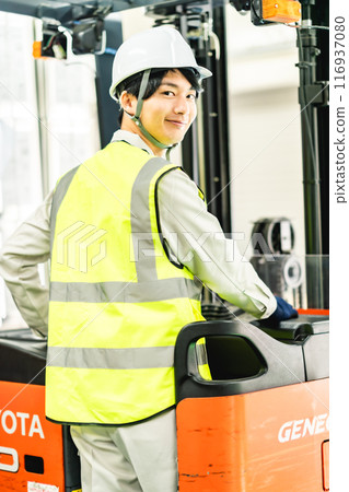 一名30多歲的男性工人正在駕駛堆高機 一名30多歲的男性工人正在駕駛堆高機 116937080