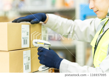 Male worker scanning a barcode 116937095