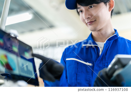 一名年輕男員工在系統上檢查庫存 一名年輕男員工在系統上檢查庫存 116937108