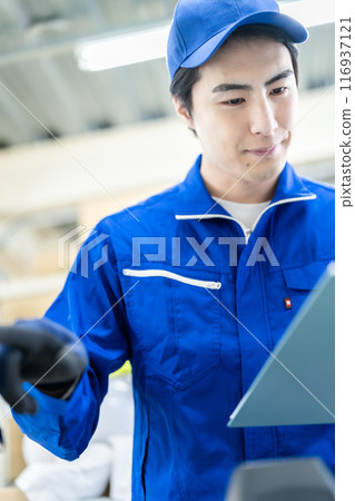 在配送中心工作的男性員工 在配送中心工作的男性員工 116937121