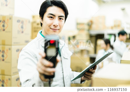 一名男性經理在終端機上管理倉庫進出 一名男性經理在終端機上管理倉庫進出 116937150