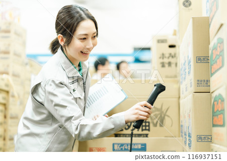 一名年輕女工在終端機上檢查庫存 一名年輕女工在終端機上檢查庫存 116937151