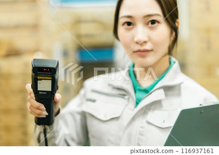 A female worker packing in the back yard A female worker packing in the back yard 116937161