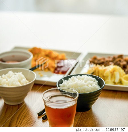 A table with food 116937497