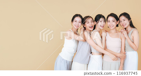 一群穿著自然色彩服裝、護膚、化妝品的中年婦女的美容形象 116937745