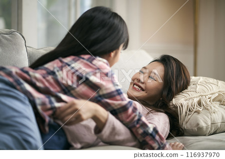 asian mother and daughter chatting at home 116937970