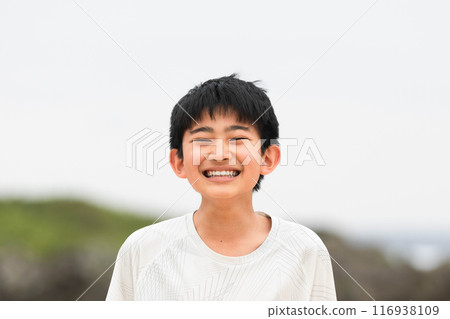 開朗微笑的男孩 116938109