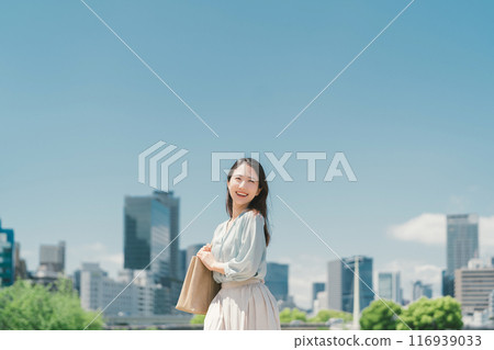 藍天和建築背景下的女商人 116939033