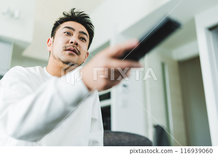 男人看電視和遙控器 116939060