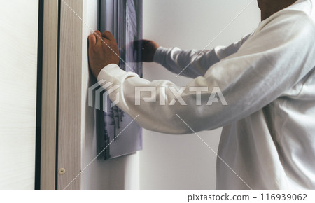 Male hands hanging a picture 116939062