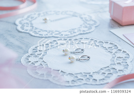 淡水珍珠圈耳環和吊墜花邊紙緞帶禮品圖片 淡水珍珠圈耳環和吊墜花邊紙緞帶禮品圖片 116939324