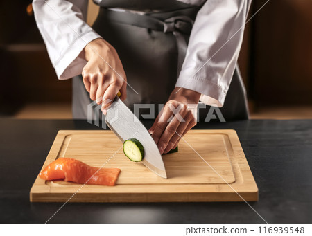 家庭主婦手切黃瓜圖片素材 116939548