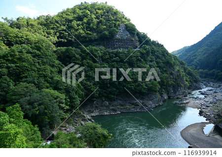 View of the Hozu River (Katsura River) from the platform at Hozukyo Station 116939914