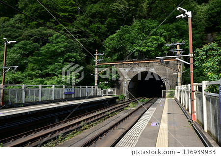 Side platform and tunnel at Hozukyo Station (Sanin Main Line) Side platform and tunnel at Hozukyo Station (Sanin Main Line) 116939933