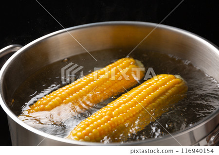 Boil the corn 116940154