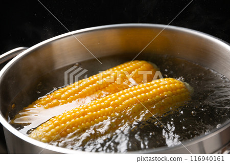Boil the corn 116940161
