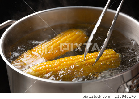 Boil the corn 116940170