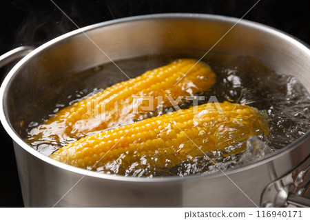 Boil the corn 116940171