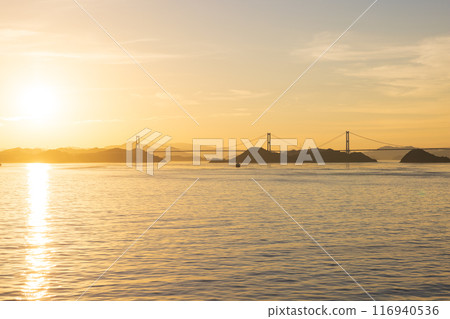 從海上看瀨戶內海和來島海峽的日落景色 從海上看瀨戶內海和來島海峽的日落景色 116940536