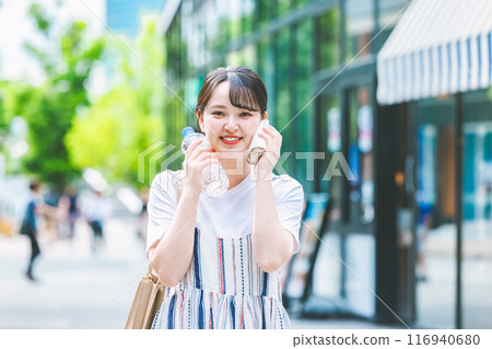 一名年輕女子忍受酷熱，用塑膠瓶為自己降溫 116940680