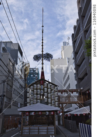 Gion Festival: Kikusui Hoko and the scenery and streetscape of Muromachi-dori Shijo-agaru 6 116940898