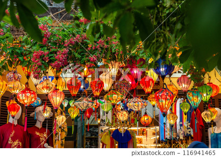 Paper lanterns on the streets of old Asian town - Hoi An 116941465