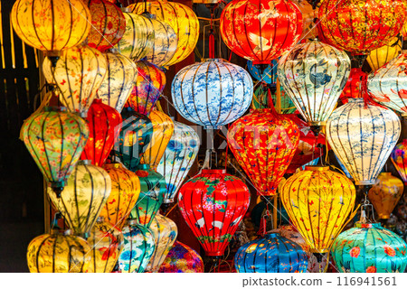 Paper lanterns on the streets of old Asian town - Hoi An 116941561