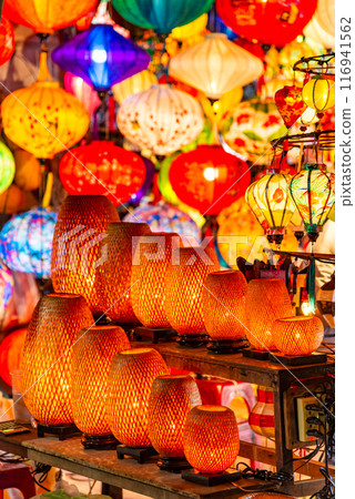 Paper lanterns on the streets of old Asian town - Hoi An 116941562