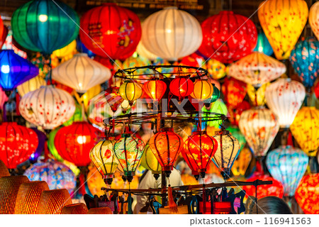Paper lanterns on the streets of old Asian town - Hoi An 116941563