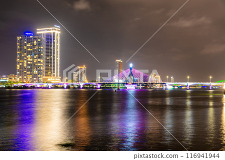 Han River Bridge at night flamboyance on the Han River. Han River Bridge at night flamboyance on the Han River. 116941944