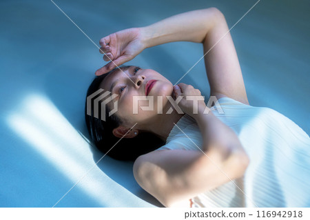 沐浴早晨陽光的中年婦女美女形象 沐浴早晨陽光的中年婦女美女形象 116942918