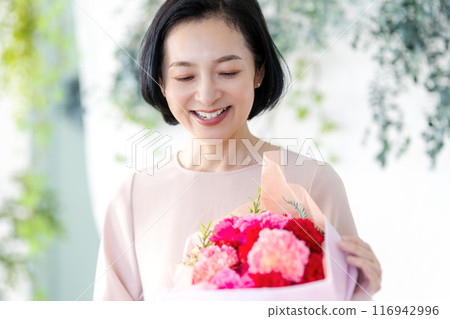 Senior women with flowers 116942996