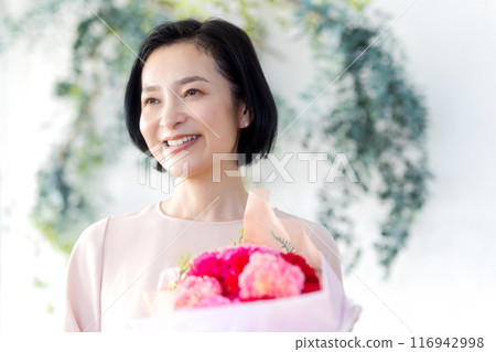 Senior women with flowers 116942998